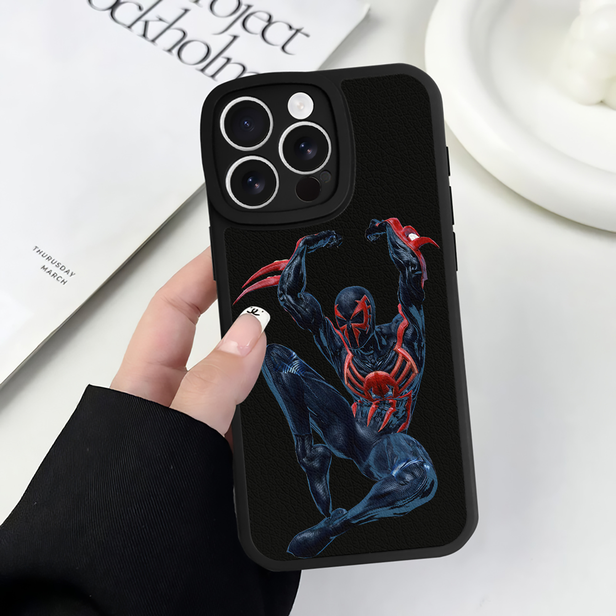 （画像用） Spider Man スパイダーマン 【iPhone 16シリーズ対応】シリコンスマホケース（レザー調） 材質：シリコン